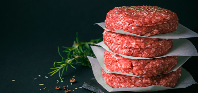 Cómo preparar hamburguesas caseras con un accesorio picador